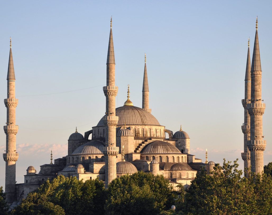 Exterior_of_Sultan_Ahmed_I_Mosque_in_Istanbul,_Turkey_002